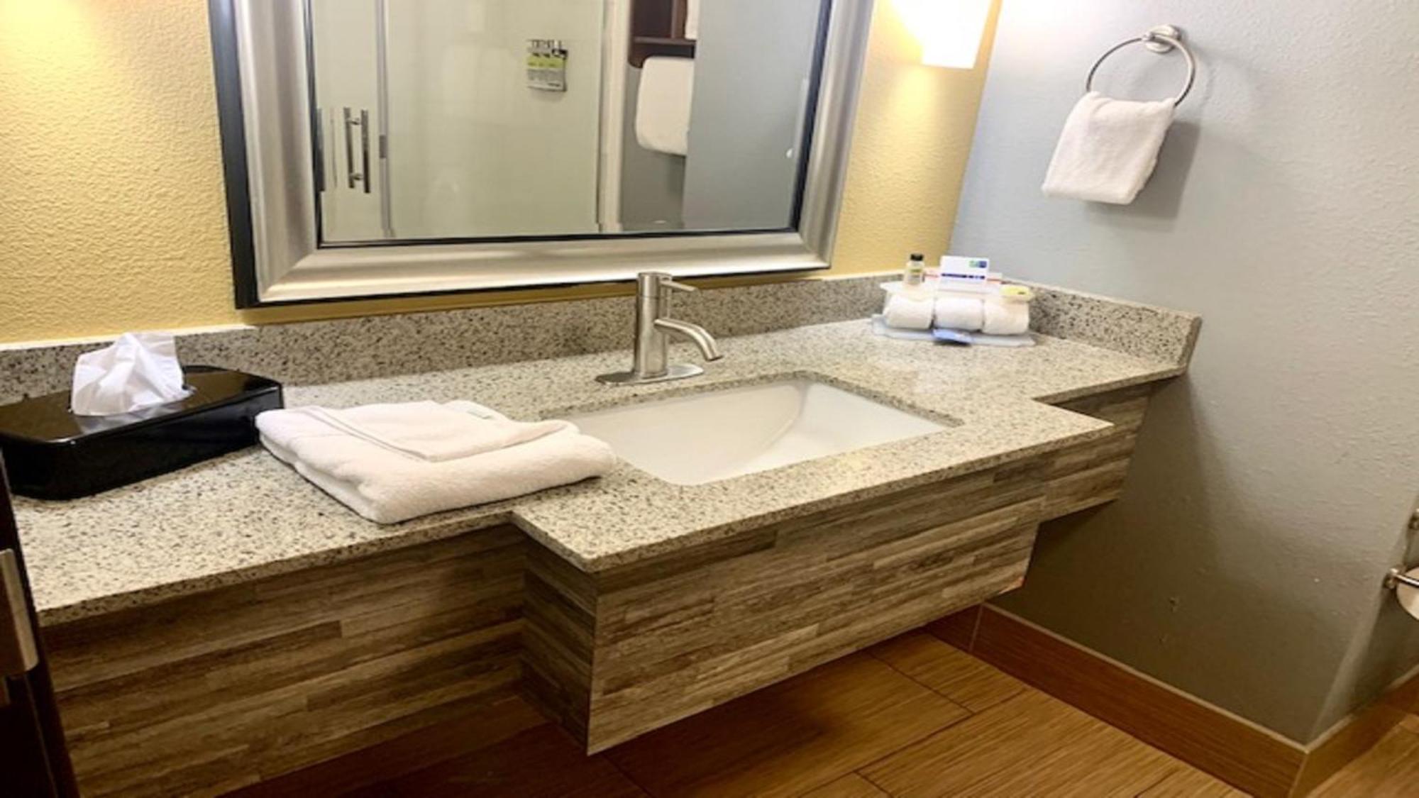 Holiday Inn Express & Suites Perry-National Fairground Area By Ihg Εξωτερικό φωτογραφία